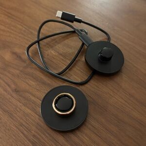 Rose Gold Size 6 Oura Ring with 2 charging bases